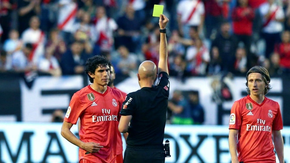 Vallejo ve la amarilla contra el Rayo. (EFE)