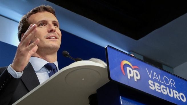 Casado denuncia a los «encapuchados totalitarios» que lanzaron estiércol en un acto de Navarra Suma