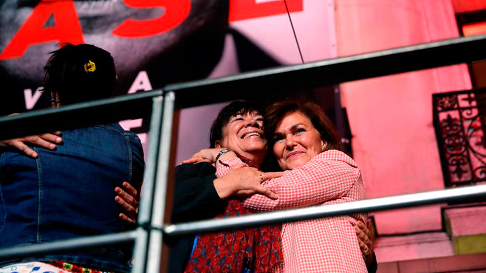 Las socialistas Carmen Calvo (d) y Cristina Narbona, durante la valoración de los resultados electorales en la sede del PSOE en la Calle Ferraz de Madrid. Foto: EFE