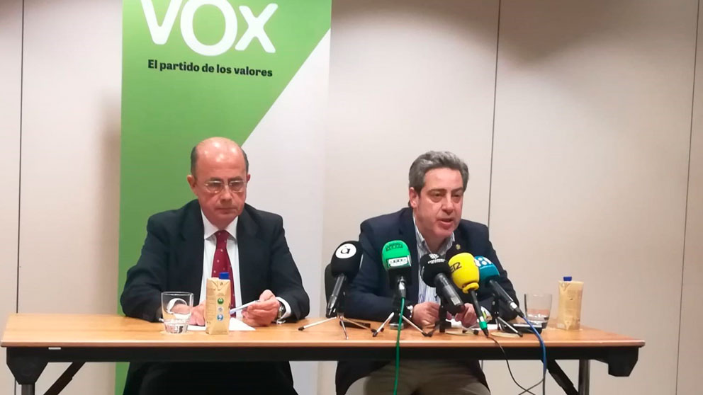 El portavoz del grupo parlamentario de Vox en las Cortes Valenciana, José María Llanos (izquierda). Foto: Europa Press