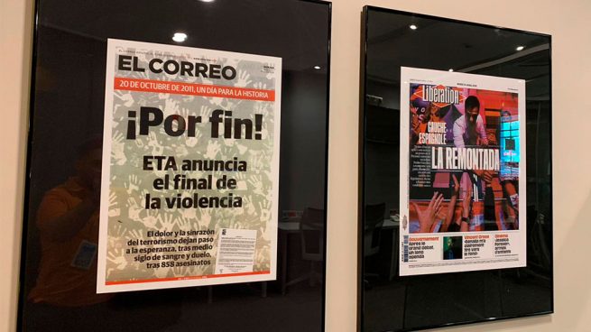 Sánchez coloca en La Moncloa las portadas de su victoria electoral junto a las del fin de ETA