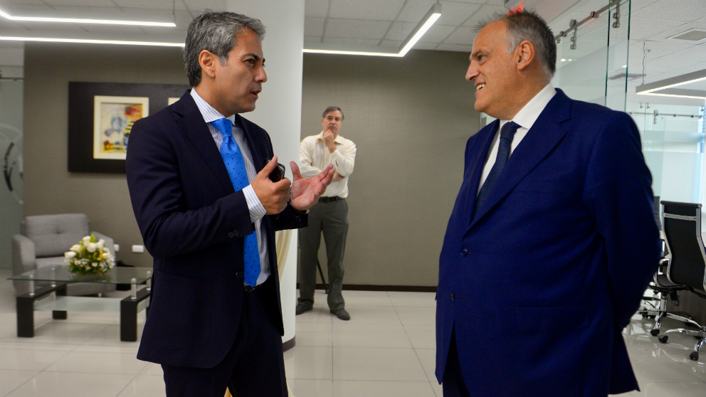 Tebas y Manfredi charlan en un acto reciente de la Liga ecuatoriana.