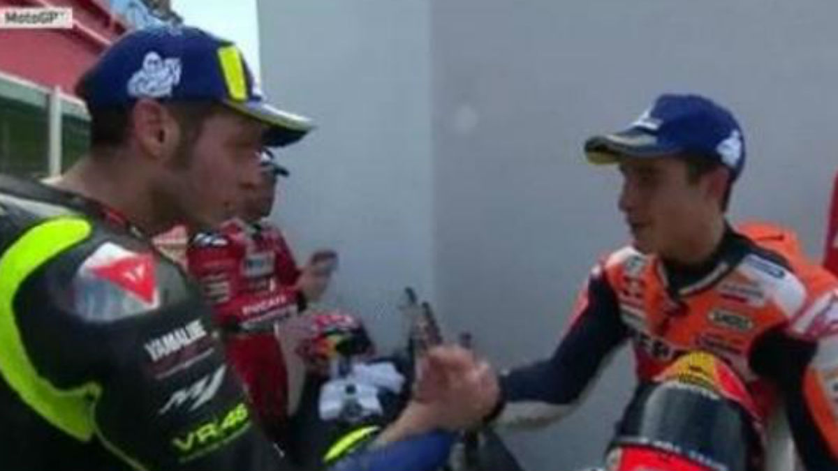 Momento en el que Marc Márquez y Valentino Rossi se dan la mano.