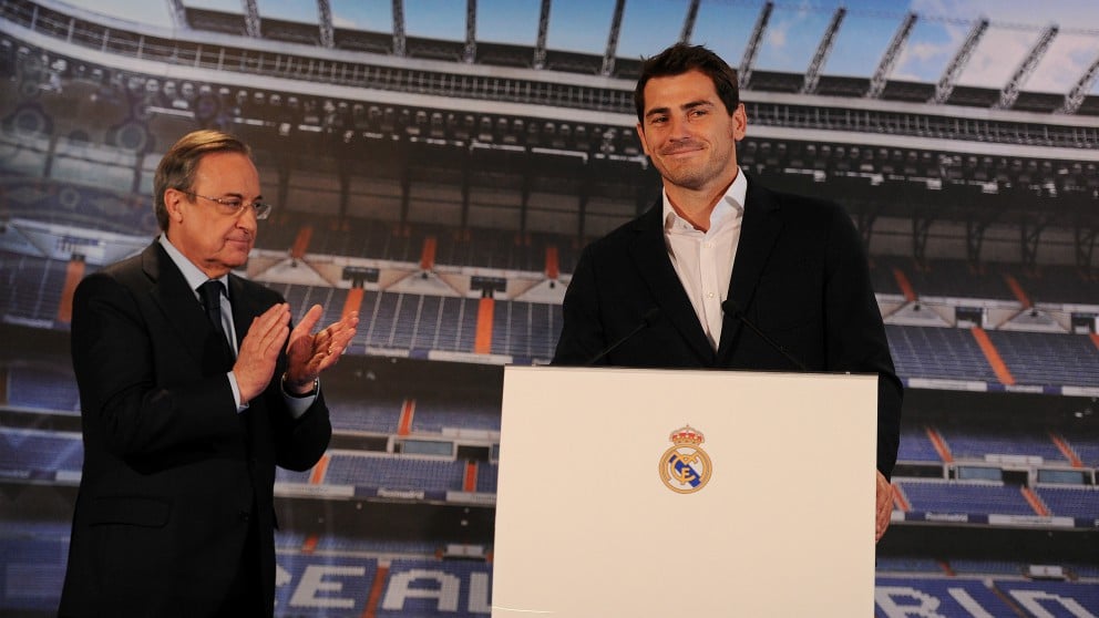 Iker Casillas, junto a Florentino Pérez en el día de su despedida con el Real Madrid. (Getty)