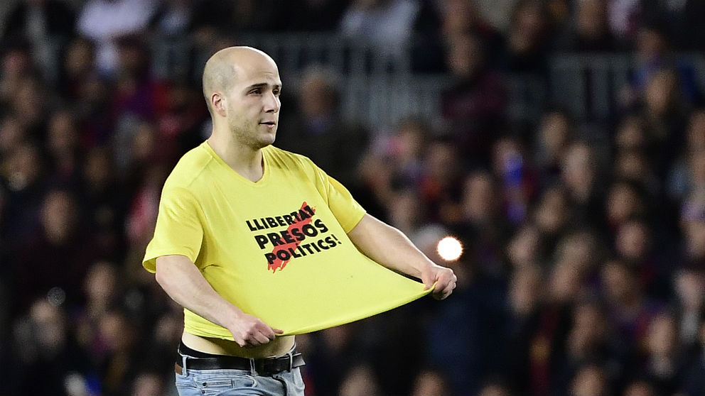 Un independentista saltó al Camp Nou para pedir la libertad de los golpistas. (AFP)