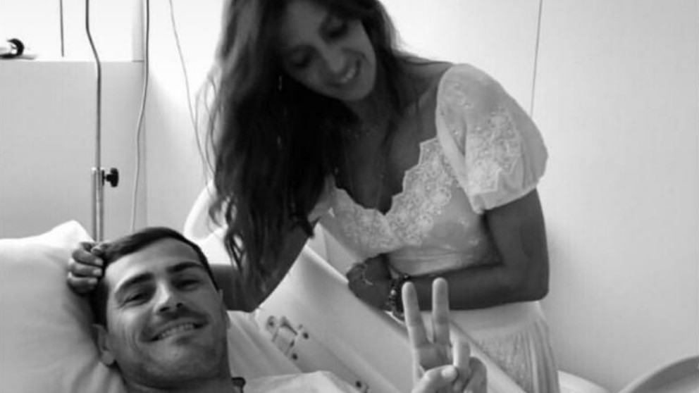 Sara Carbonero, junto a Casillas en el hospital.