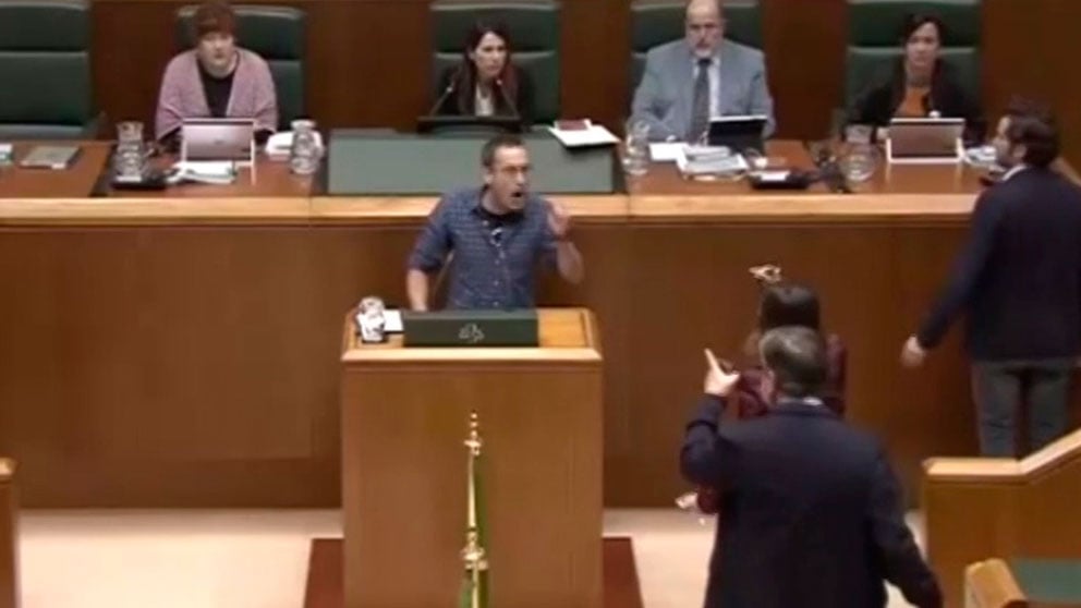 El parlamentario de EH Bildu Julen Arzuaga en el PArlamento Vasco durante la votación de la Ley vasca de Abusos Policiales.