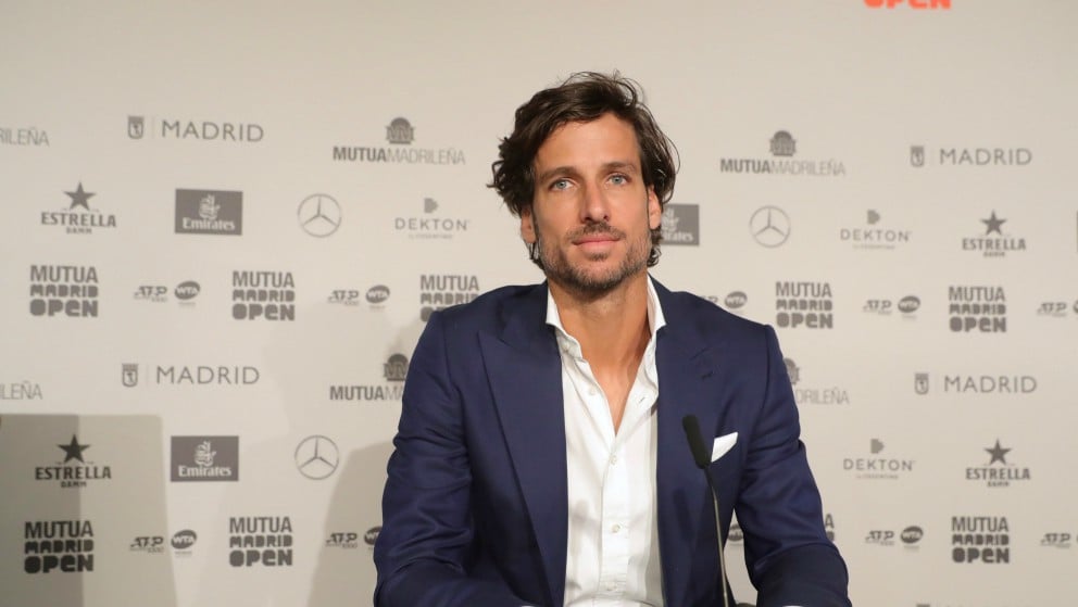 Feliciano López posa para los fotógrafos antes de la rueda de prensa de presentación del Mutua Madrid Open. (EFE)