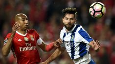 Felipe Monteiro en un partido ante el Benfica (AFP)