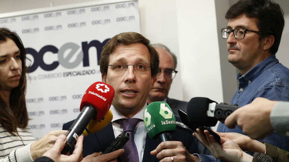 José Luis Martínez Almeida hace declaraciones en la recepción del Dos de Mayo