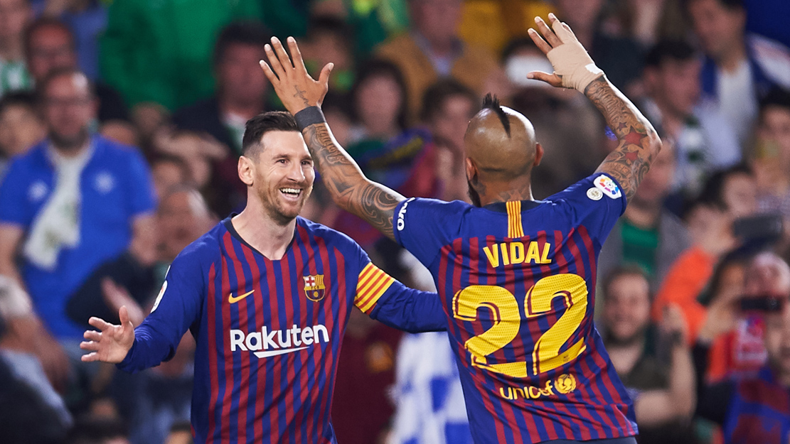 Messi y Vidal celebran un gol del Barcelona (Getty).