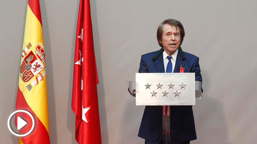 Raphael durante su discurso de agradecimiento tras ser condecorado con una de las Medallas de Oro que entrega la Comunidad de Madrid por la festividad del Dos de Mayo. Foto: Europa Press