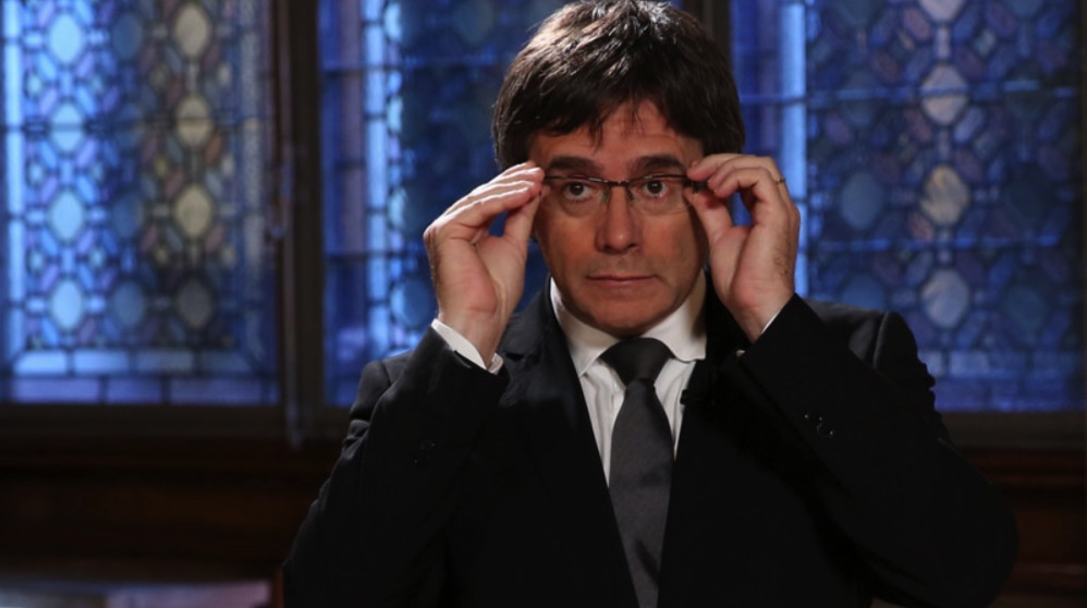 El ex president Puigdemont ajustándose las gafas. (Foto. Flickr)