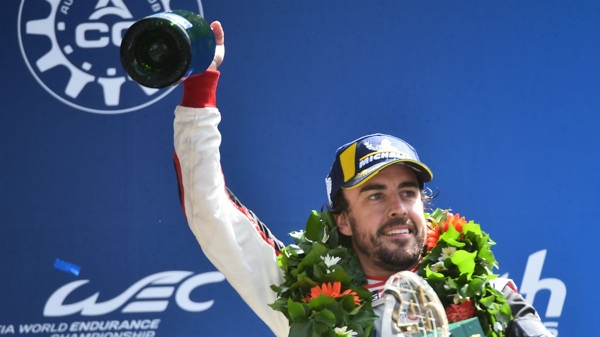 Fernando Alonso celebra un triunfo en una prueba del Mundial de Resistencia.