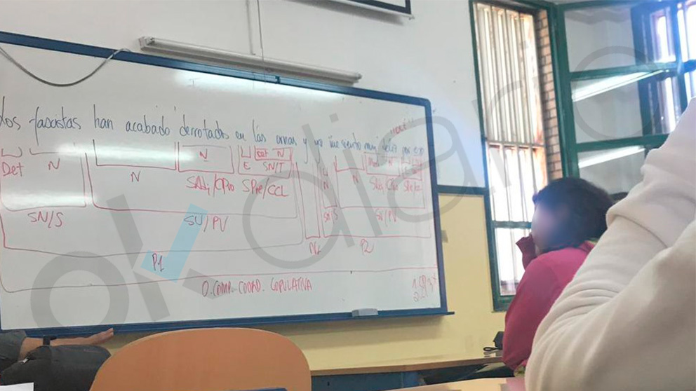 Pizarra con la oración sobre la «derrota del fascismo» en un instituto público de Almería.