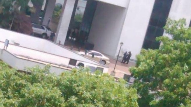 Agentes del Sebin y FAES, armados, en las puertas del hotel Eurobuilding durante el registro