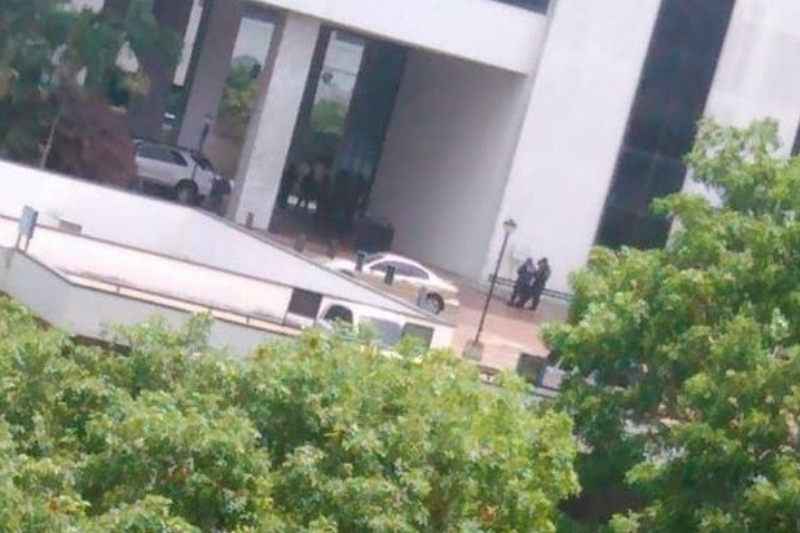 Agentes del Sebin y FAES, armados, en las puertas del hotel Eurobuilding durante el registro