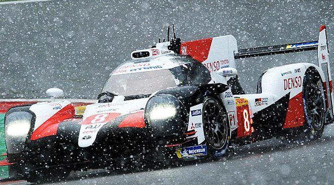 Fernando Alonso, conduciendo entre la nieve en Bélgica.