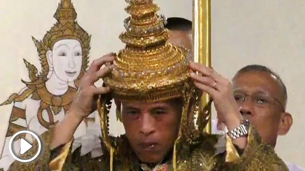 el-rey-de-tailandia-en-el-momento-de-su-coronacion-655×368 copia