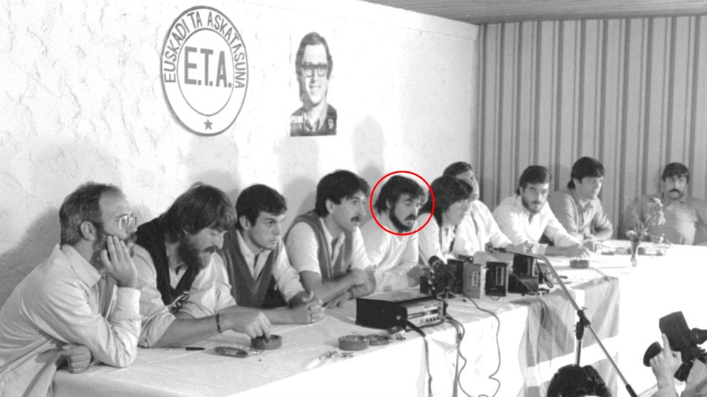 El candidato de Podemos Fernando López Castillo (quinto por la izquierda), en la rueda de prensa que diez dirigentes de ETA político-militar ofrecieron el 30 de septiembre de 1982 en Biarritz para anunciar la disolución de la banda (Foto: EFE)