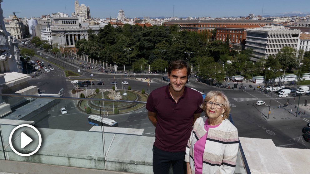 Federer y Carmena, en el Ayuntamiento de Madrid. (Mutua Madrid Open)