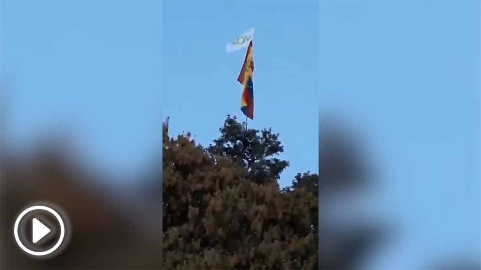 La bandera de España y la de Vox ondeando frente a la casa de Pablo Iglesias.