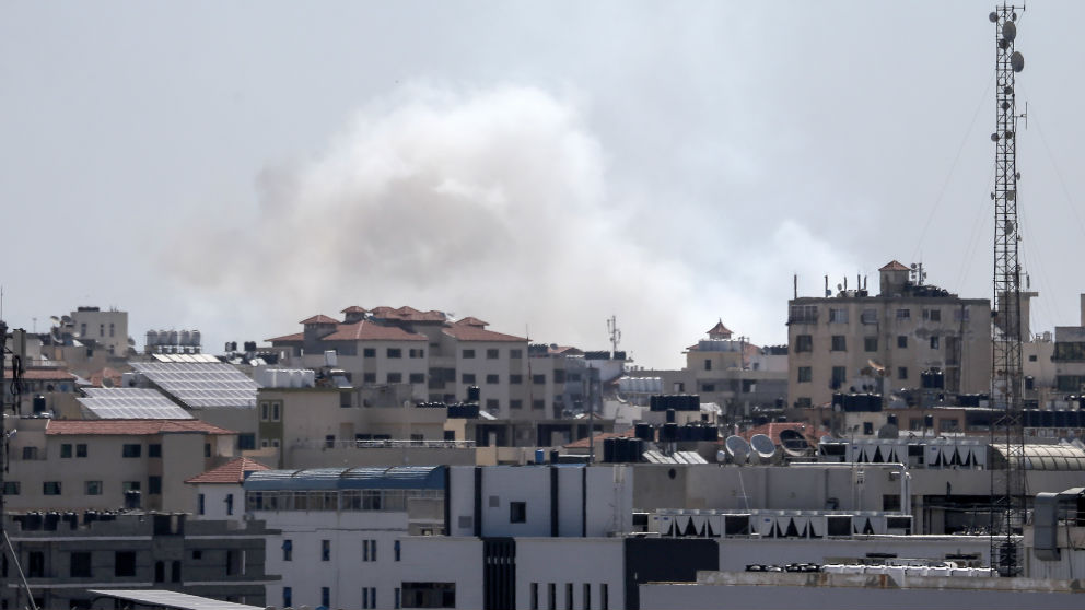 Una nube de humo marca el lugar del impacto de los misiles lanzados contra Israel.