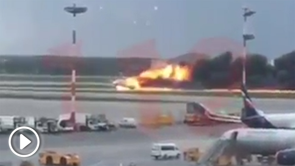 Momento del aterrizaje del avión ruso en llamas.