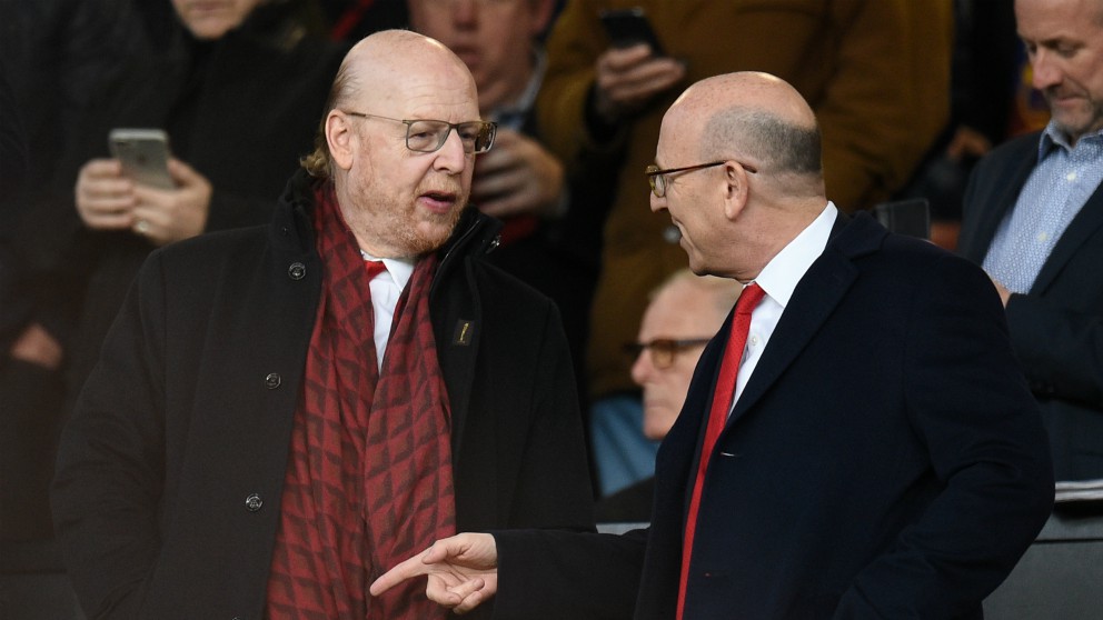 Los hermanos Glazer hablan en el palco de Old Trafford.