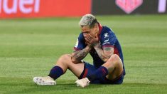 El Chimy Ávila se lamenta durante el partido ante el Valencia. (EFE)