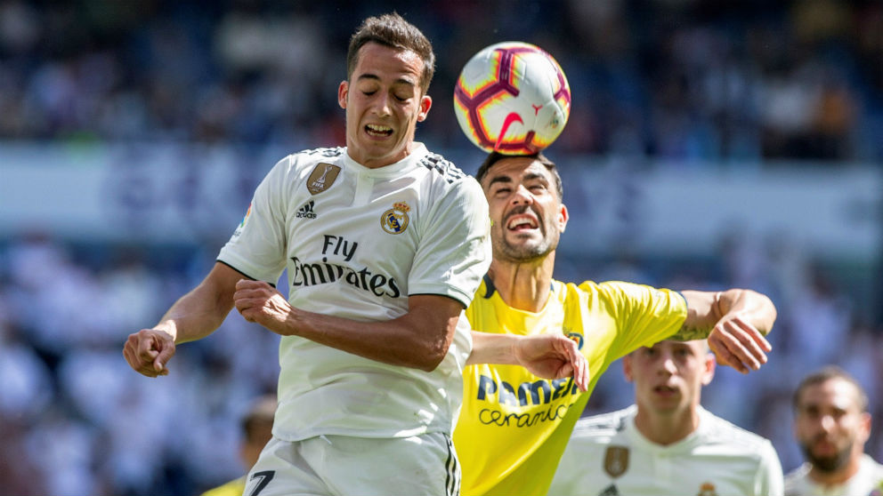 Lucas Vázquez remata un balón ante el Villarreal. (EFE)