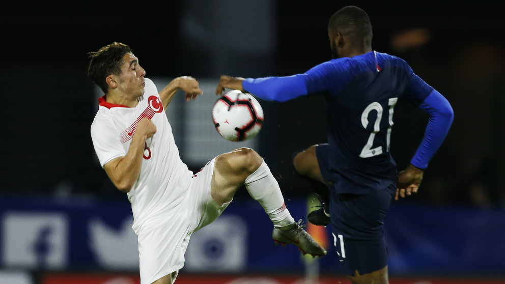Abdülkadir Ömür en un partido con Turquía ante Francia (AFP)