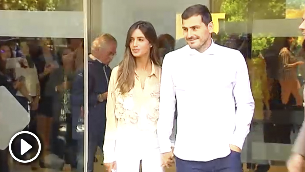 Iker Casillas, a su salida del hospital junto a su pareja Sara Carbonero.