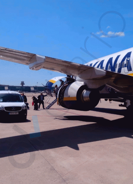 Desalojo de pasajeros del avión de Ryanair.