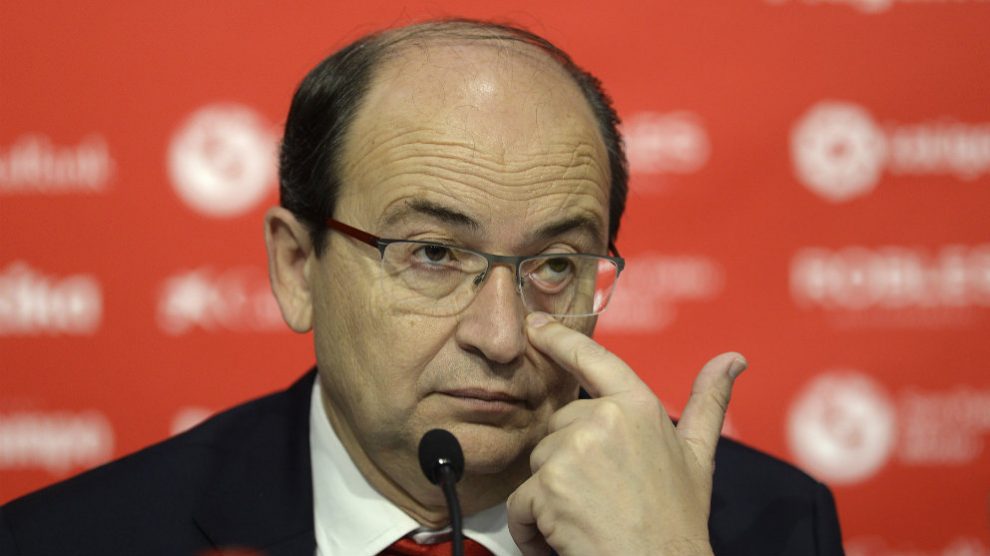 José Castro, presidente del Sevilla, en rueda de prensa (AFP)
