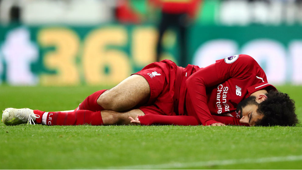 Mohamed Salah, se duele en el suelo tras el choque con el portero del Newcastle. (Getty)