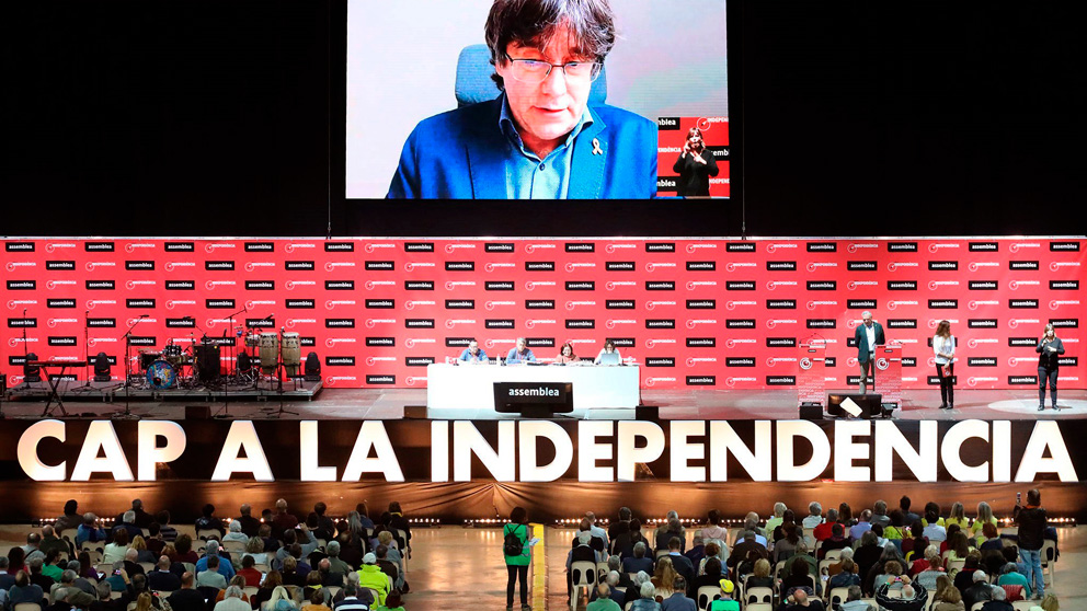 Carles Puigdemont habla a sus seguidores por vídeoconferencia (Foto: EFE)