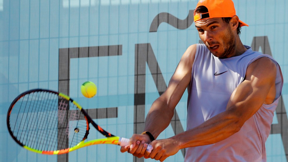 Rafael Nadal golpea un revés en un entrenamiento. (EFE)