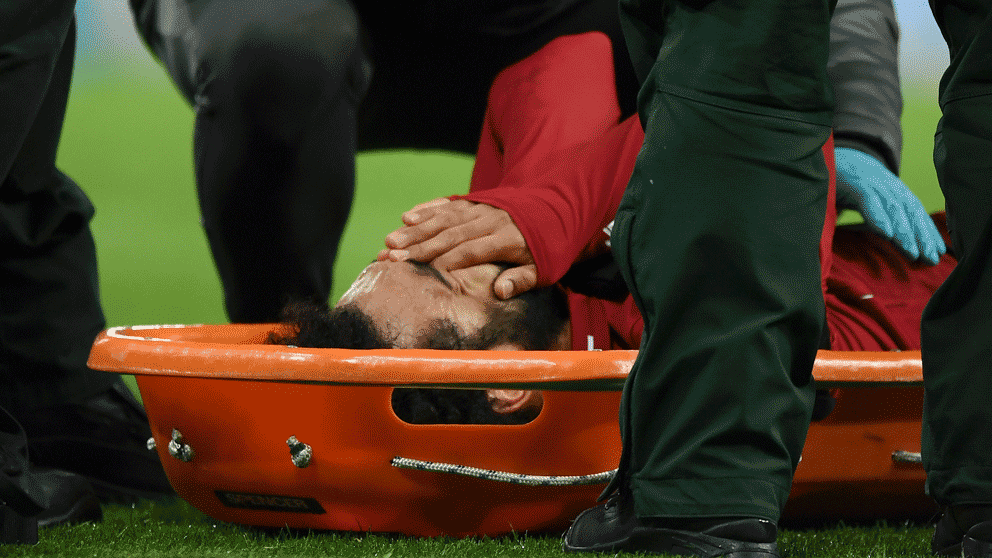 Salah fue retirado en camilla tras sufrir un golpe en la cabeza durante el partido ante el Newcastle.(Getty)