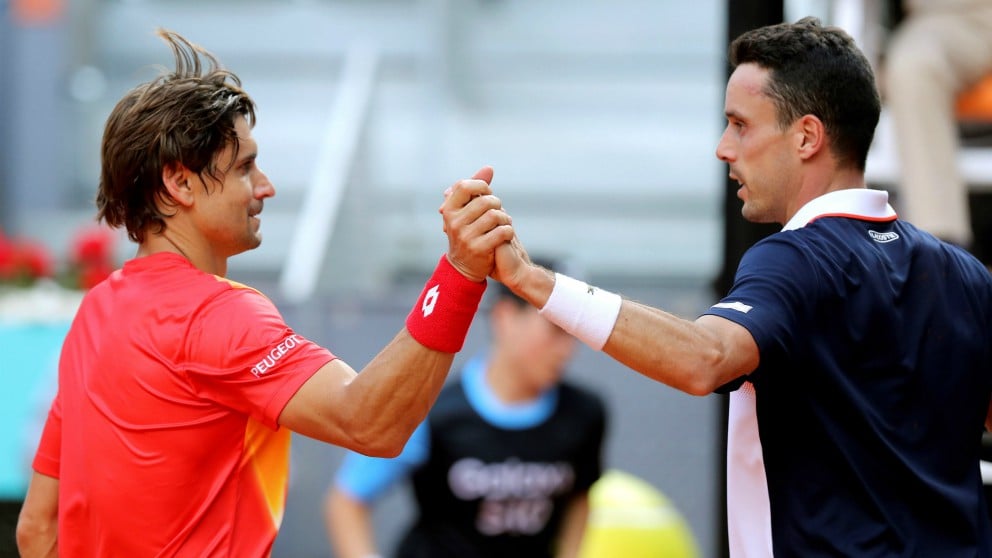 Ferrer y Bautista se saludan al término del partido del Mutua Madrid Open. (EFE)