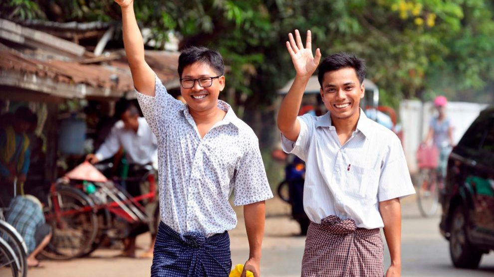 Los dos periodistas de Reuters Wa Lone y Kyaw Soe Oo, condenados a siete años de cárcel en Birmania, tras ser liberados. Foto: AFP