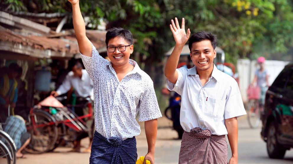 Los dos periodistas de Reuters Wa Lone y Kyaw Soe Oo, condenados a siete años de cárcel en Birmania, tras ser liberados. Foto: AFP