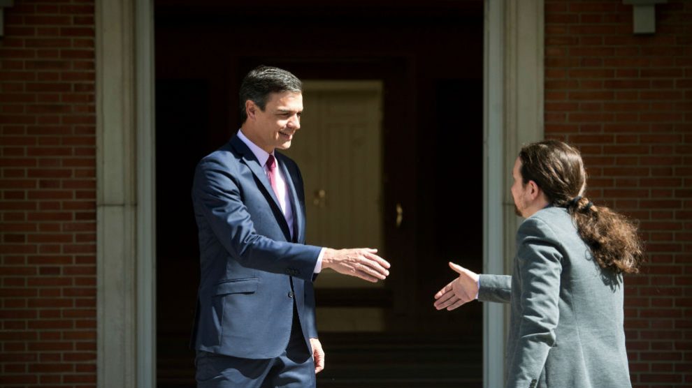 Pedro Sánchez recibe a Pablo Iglesias en La Moncloa.