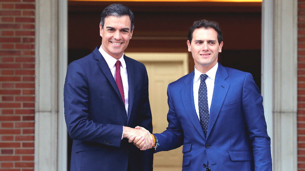 El presidente del Gobierno en funciones, Pedro Sánchez, y Albert Rivera en la Moncloa (EFE)