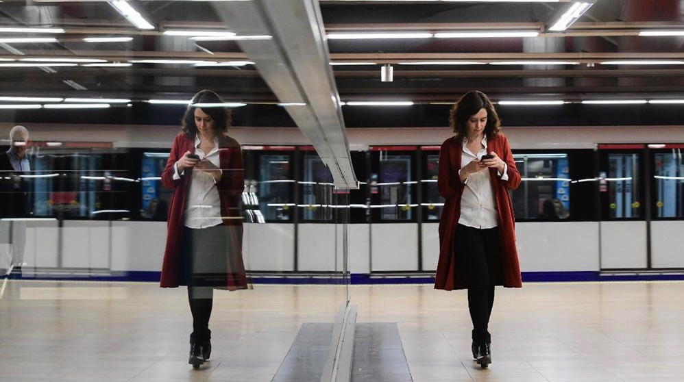 Isabel Díaz Ayuso en imagen de archivo paseando en la estación de Metro de Chamartín. (Foto. PP)