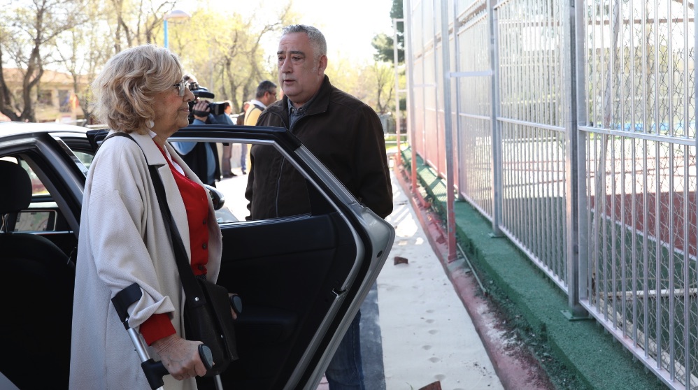 Manuela Carmena visitando recientemente Vallecas en coche. (Foto. Madrid)