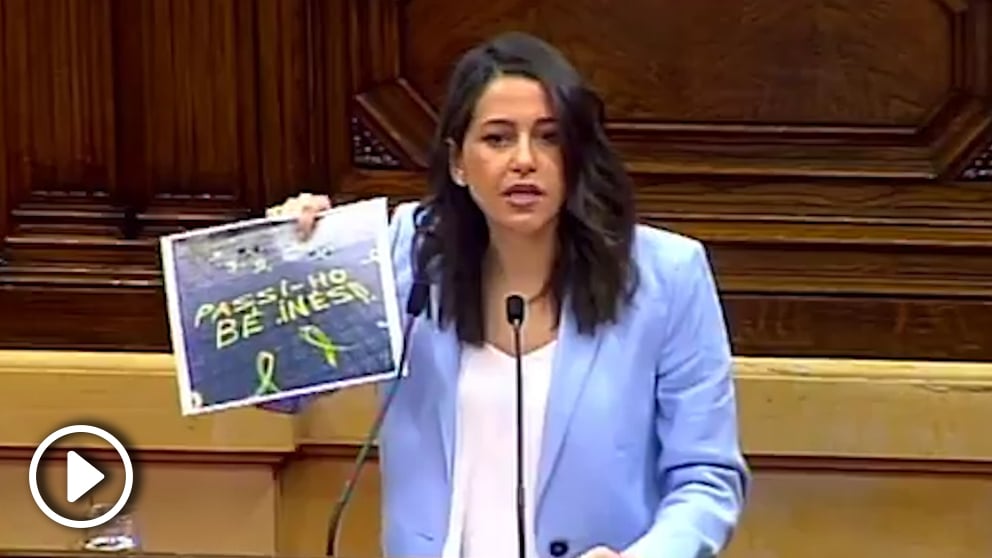 Inés Arrimadas denuncia en el Parlament pintadas separatistas delante de su domicilio