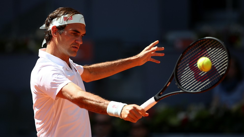 Federer conecta un revés. (Getty)