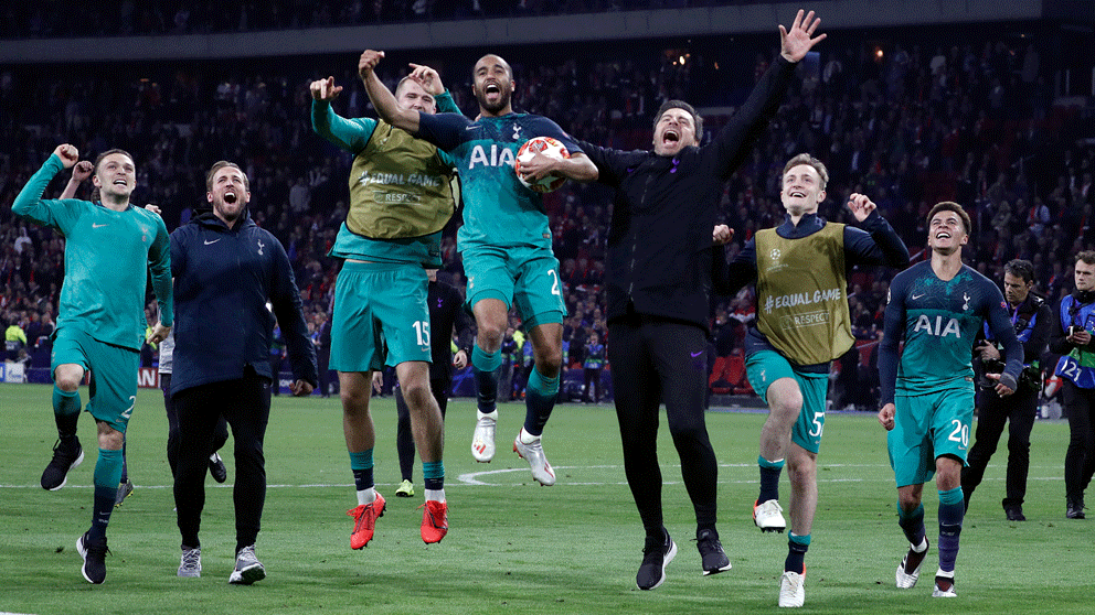 Los jugadores del Tottenham y Pochettino celebran el pase a la final de la Champions League. (AFP)