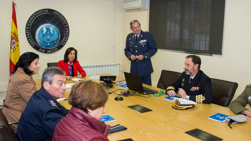 Una reunión del Mando de Ciberdefensa con la ministra de Defensa.
